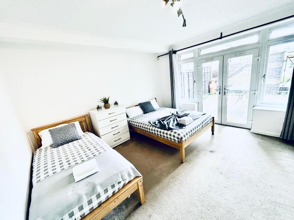 Up To 3 People, Room In A Share House With Private Garden Access London Exterior photo
