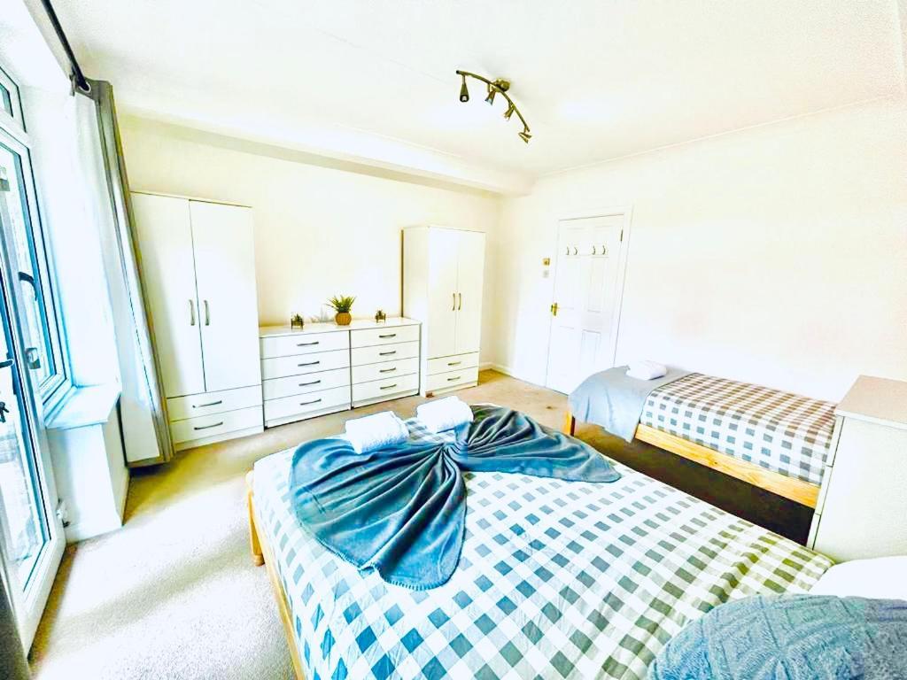 Up To 3 People, Room In A Share House With Private Garden Access London Exterior photo