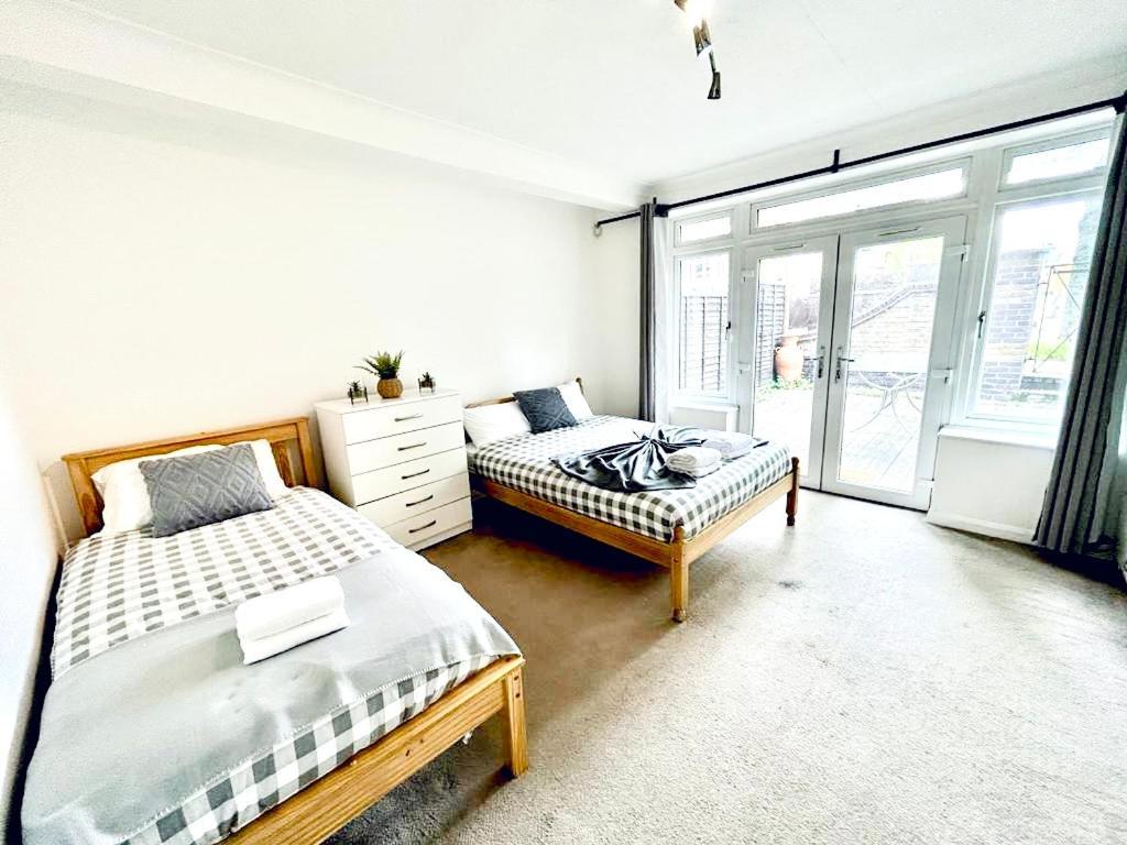 Up To 3 People, Room In A Share House With Private Garden Access London Exterior photo